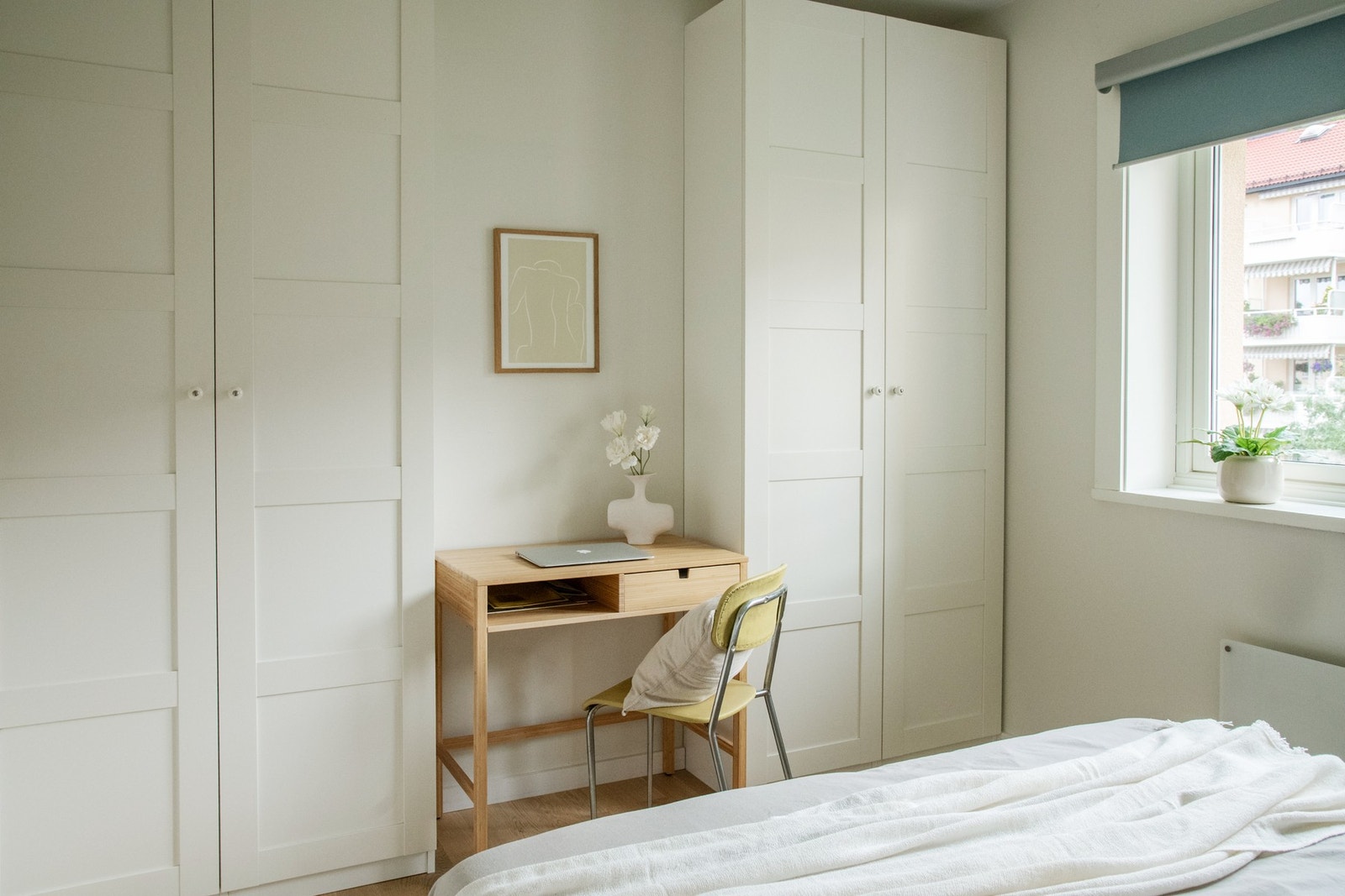 Det er to praktiske garderobeskap som gir fleksibel oppbevaring. Galleribilde