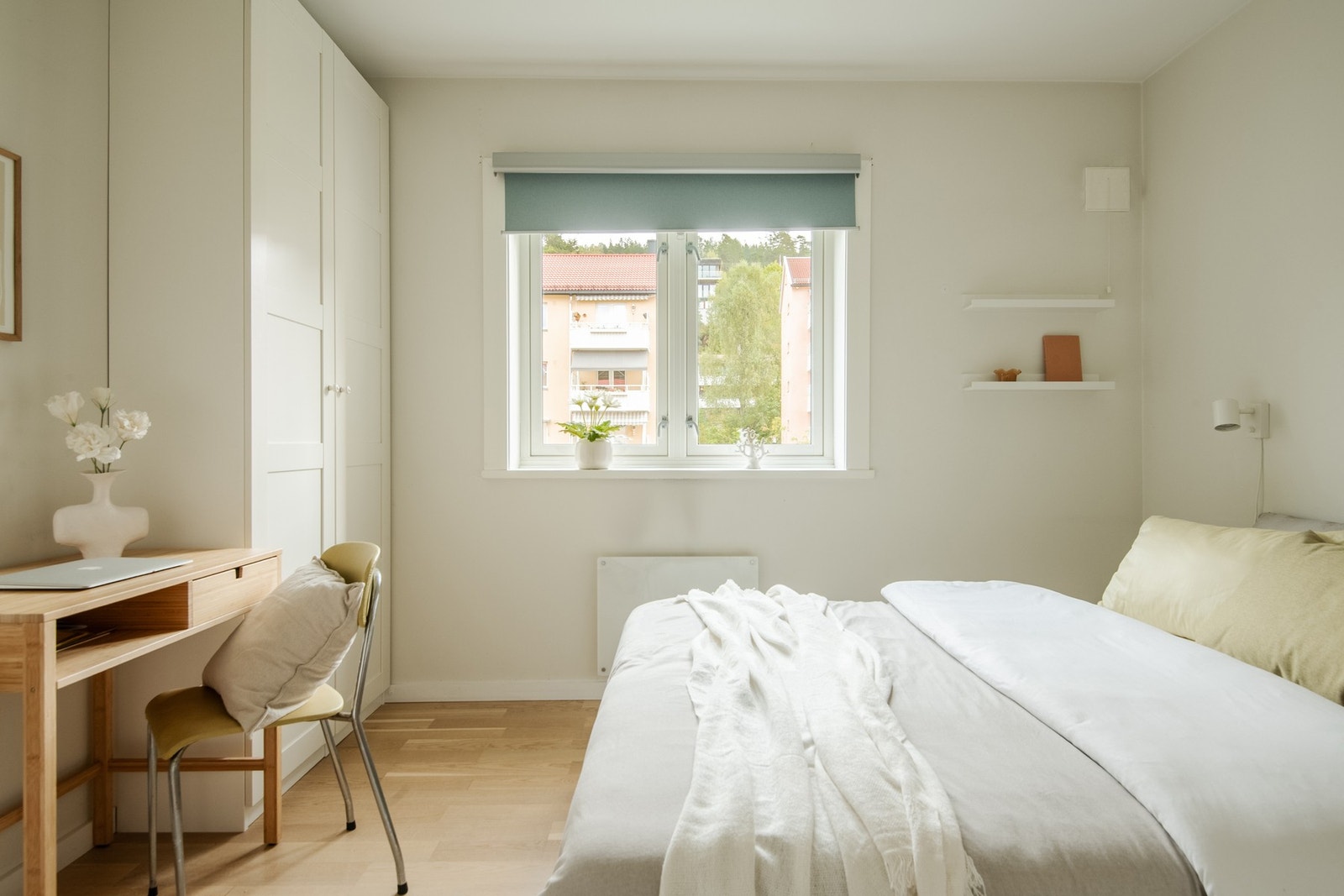 Boligens soverom er romslig og har plass til dobbeltseng, skrivepult og nattbord. Galleribilde