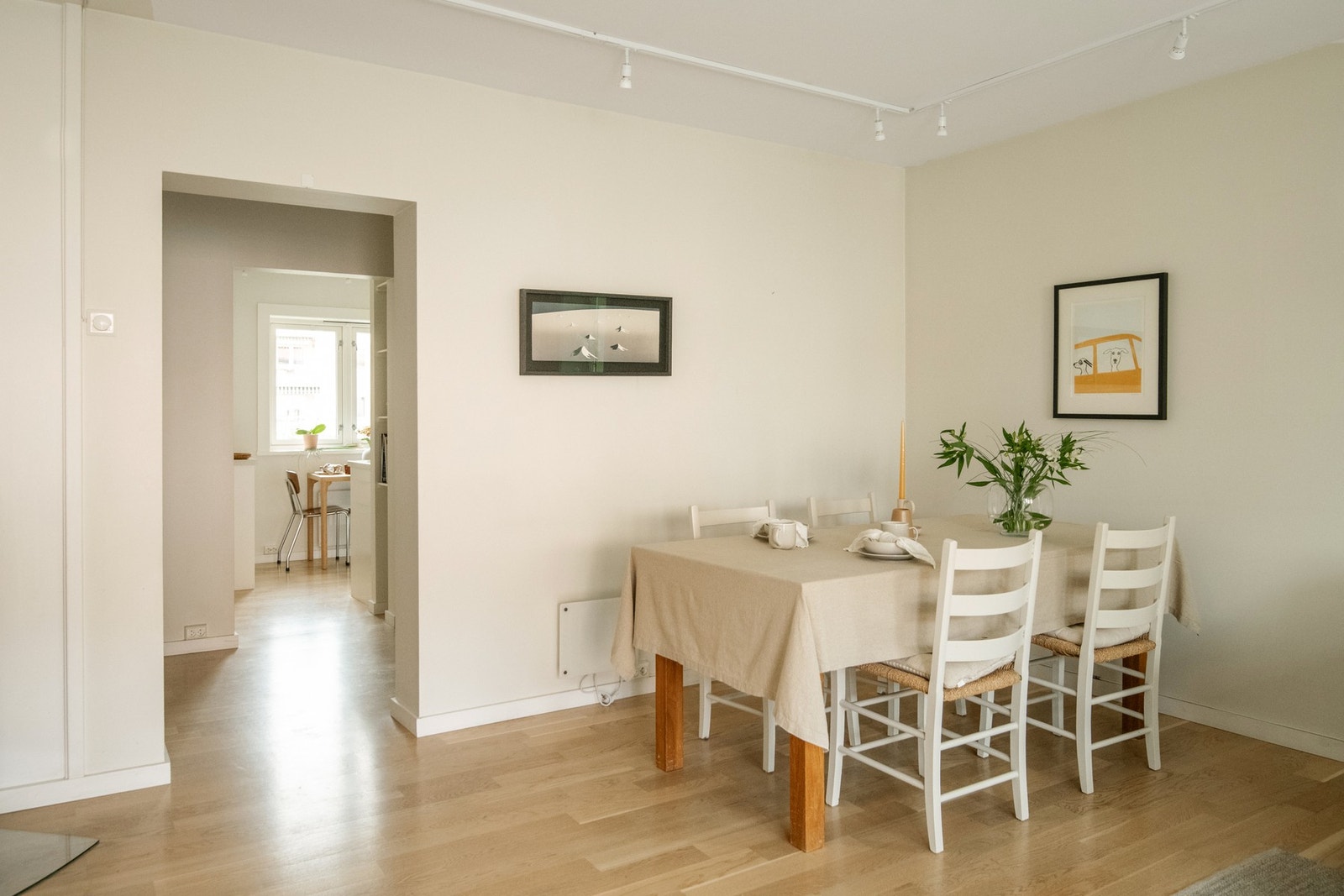 Oppholdsrommet har et tidsriktig og nøytralt uttrykk noe som gir et godt utgangspunkt for personlig tilpasning. Galleribilde