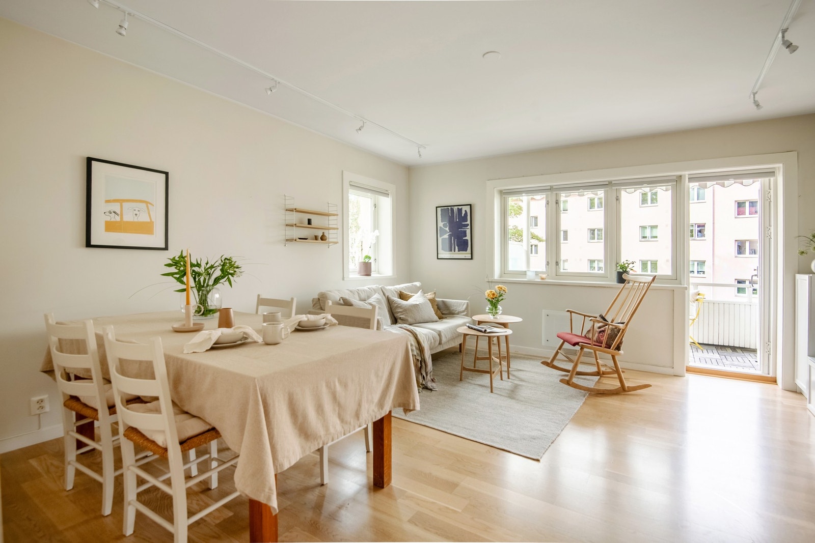 Her kan du enkelt kombinere sofa- og spisegrupper uten at det går på bekostning av romfølelsen Galleribilde