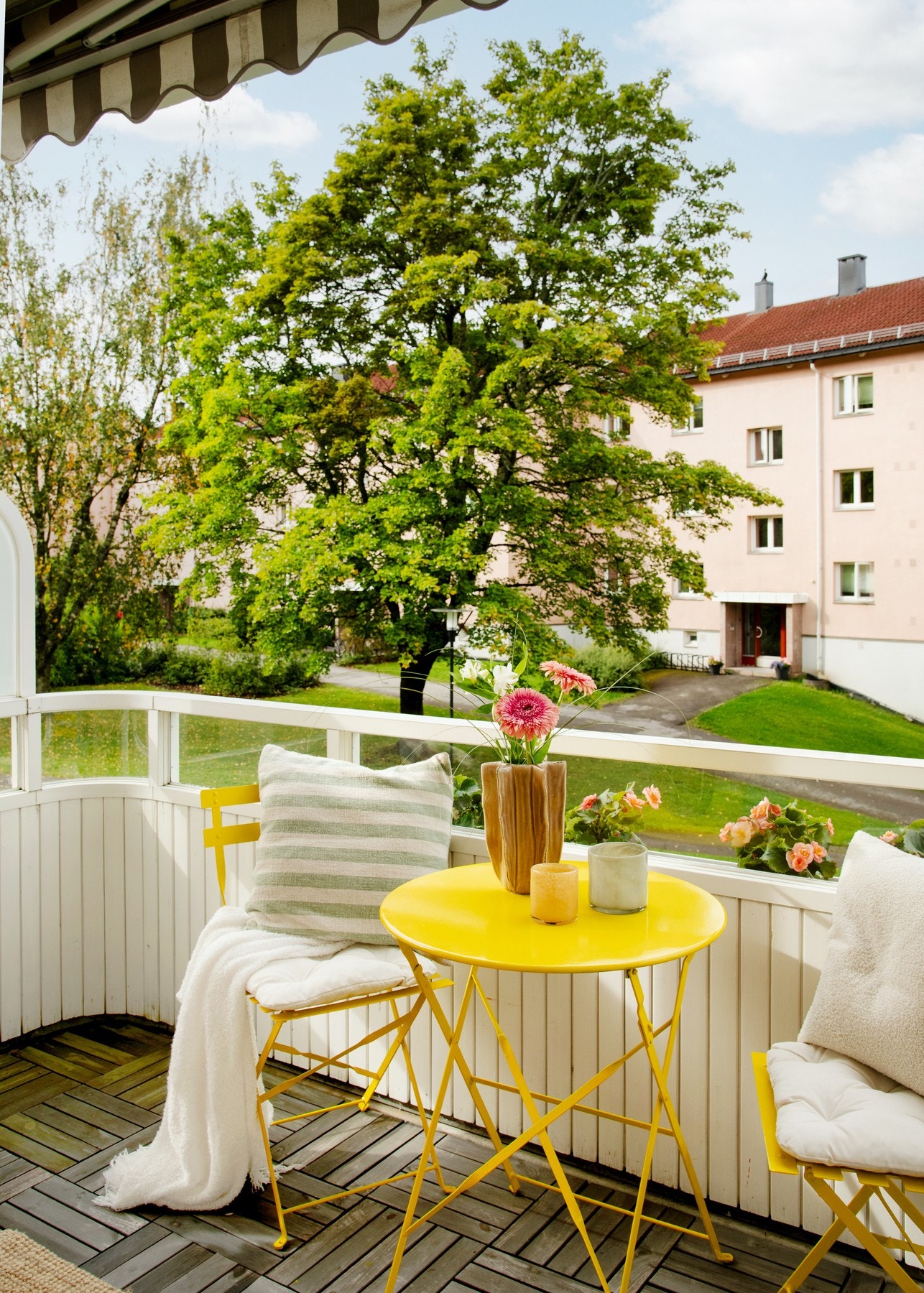 Balkongen vil føles som en herlig forlengelse av stuen på varmere dager. Galleribilde