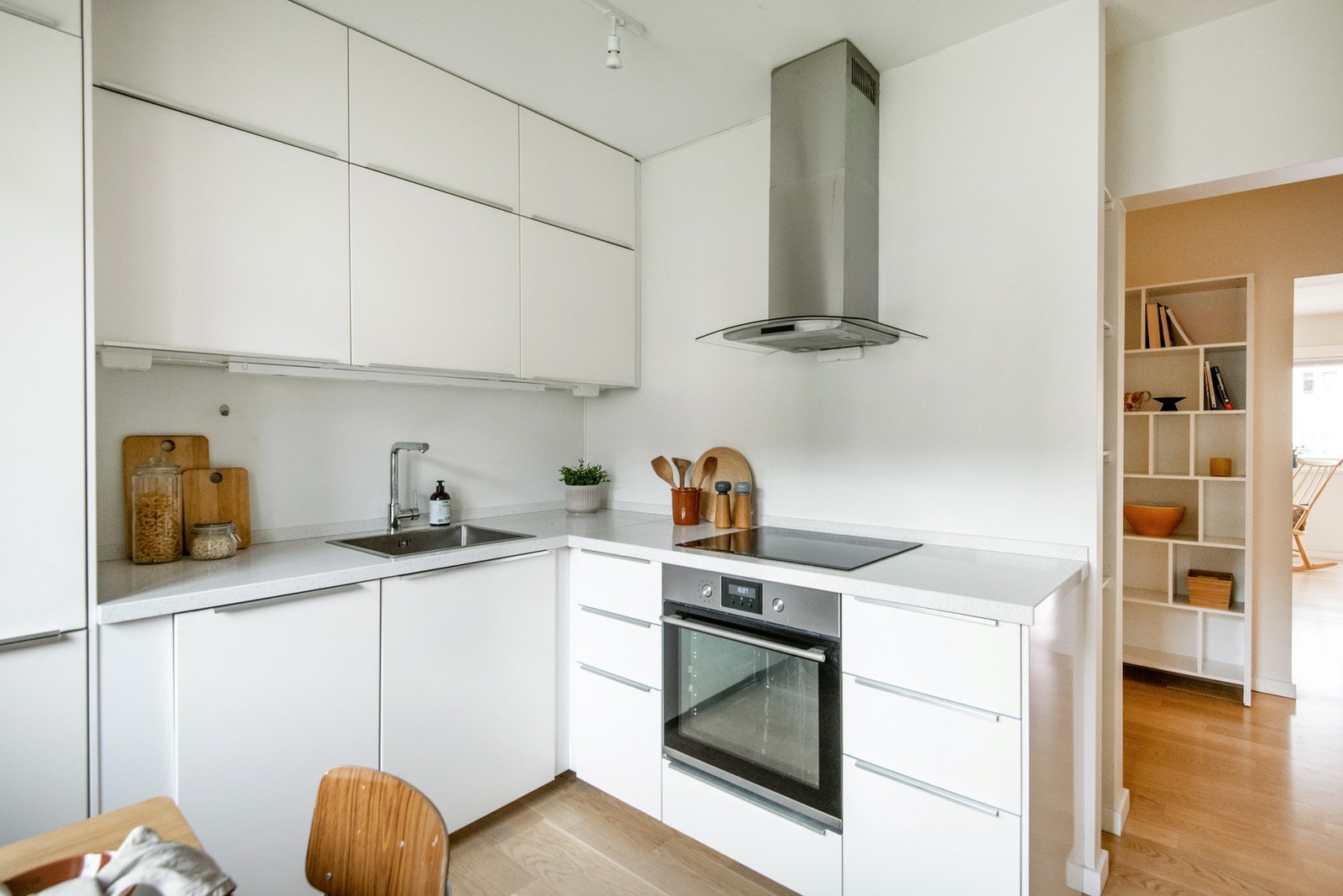 Det er montert komfyrvakt for økt sikkerhet, og en ekstra kjøkkenbenk på motsatt side gir deg større arbeidsrom og god oppbevaringsplass. Galleribilde