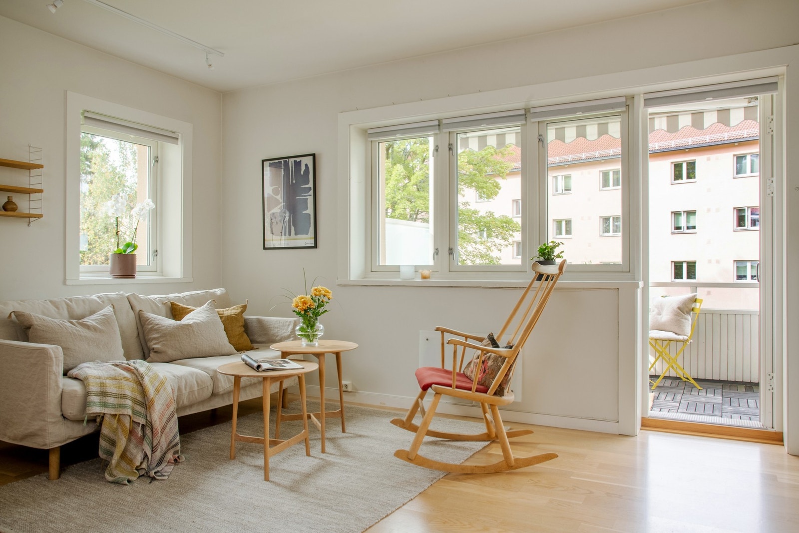 Boligens stue fremstår åpen og elegant med lysmalte vegger og eikeparkett på gulv. Galleribilde