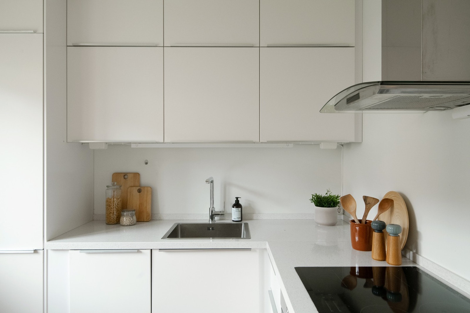 Innredningen har integrerte hvitevarer som inkluderer koketopp, stekeovn, oppvaskmaskin og kjøl-/fryseskap. Galleribilde