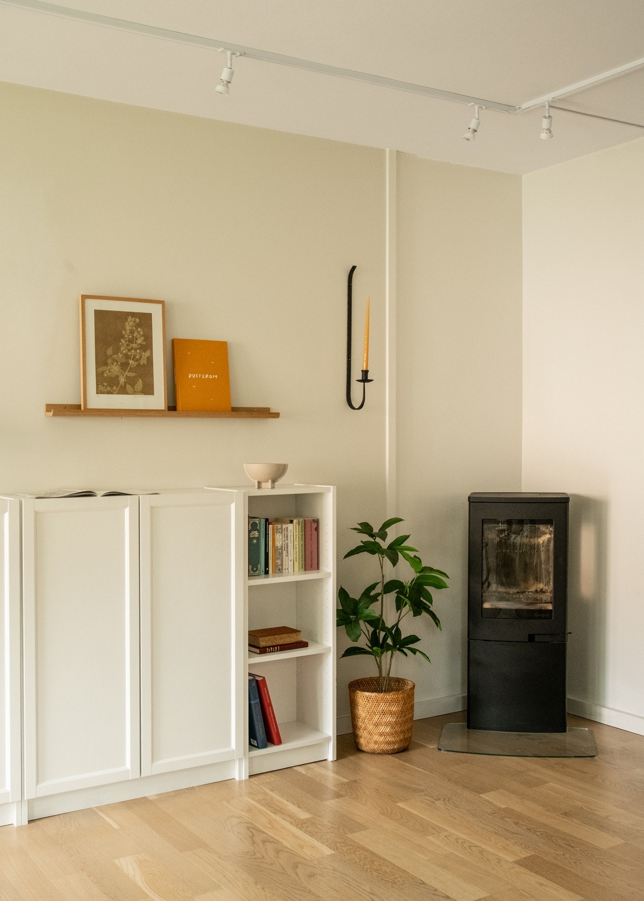 Stuen er utstyrt med en trivelig peisovn for ekstra varme og hygge på kaldere dager. Galleribilde