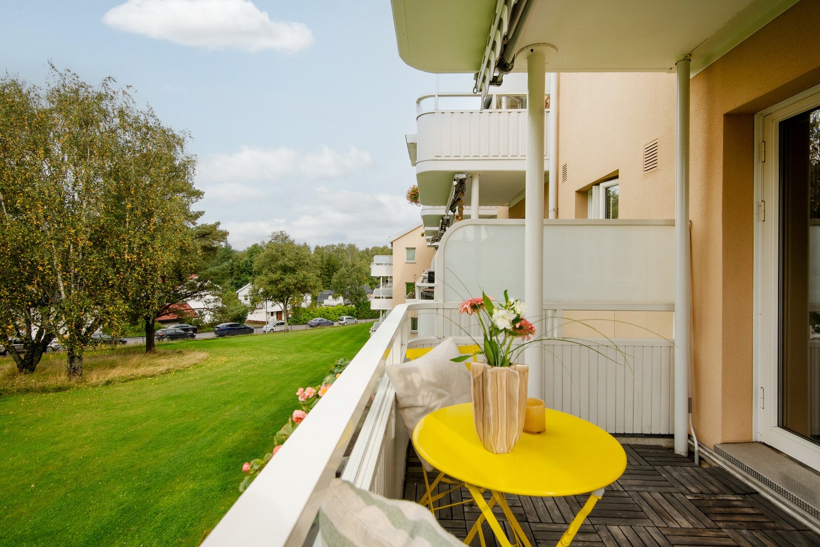 Her er det god plass for utemøbler, grill eller annet ønsket møblement. Galleribilde