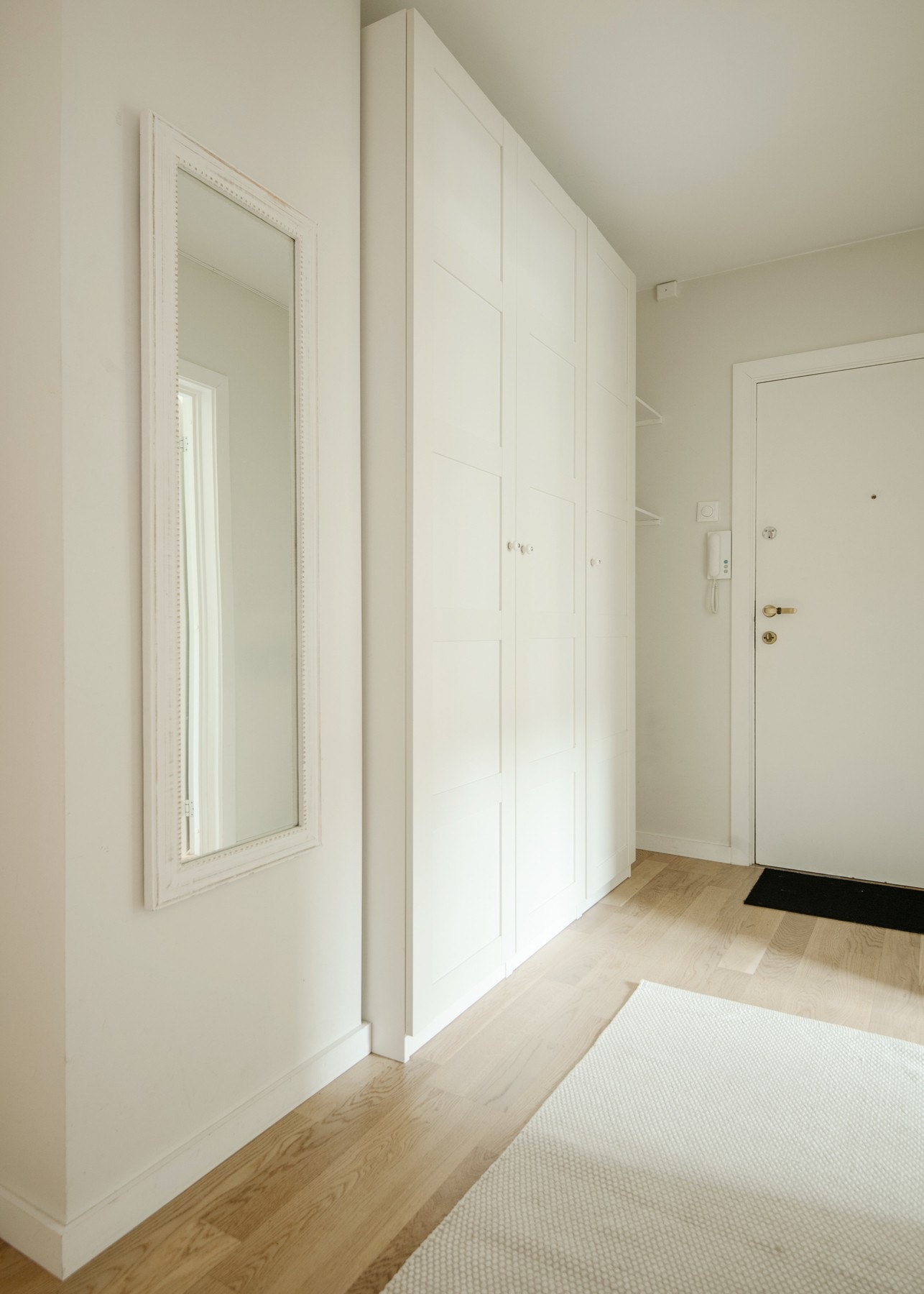 Entréen er lys og allsidig med mulighet for oppbevaring av yttertøy i en praktisk garderobeløsning. Galleribilde