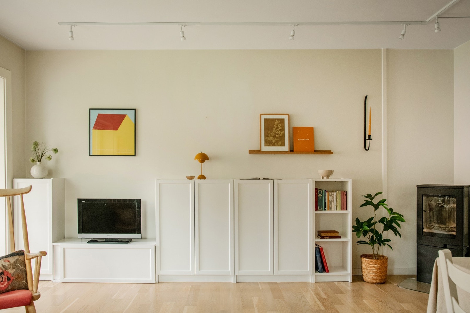 Stuen har en praktisk skapløsning som fungerer som oppbevaring og tv-benk. Denne vil medfølge handelen. Galleribilde