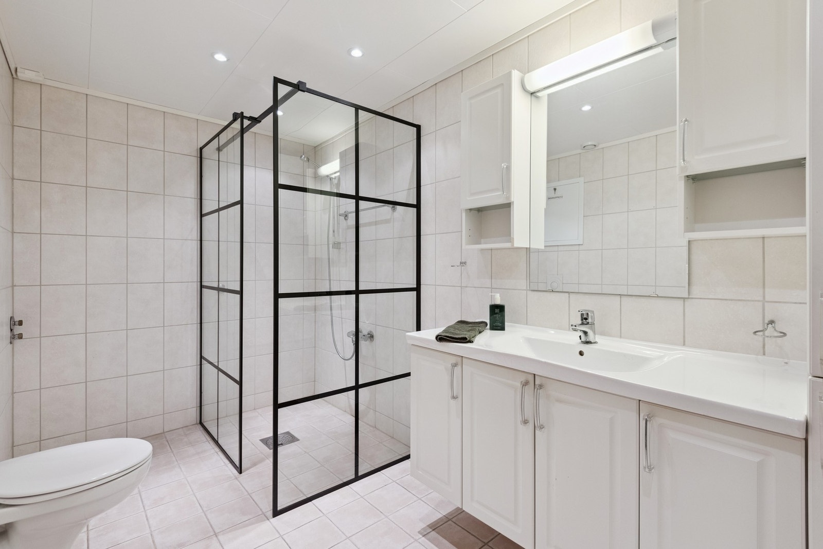 Flislagt bad med dusjhjørne Galleribilde