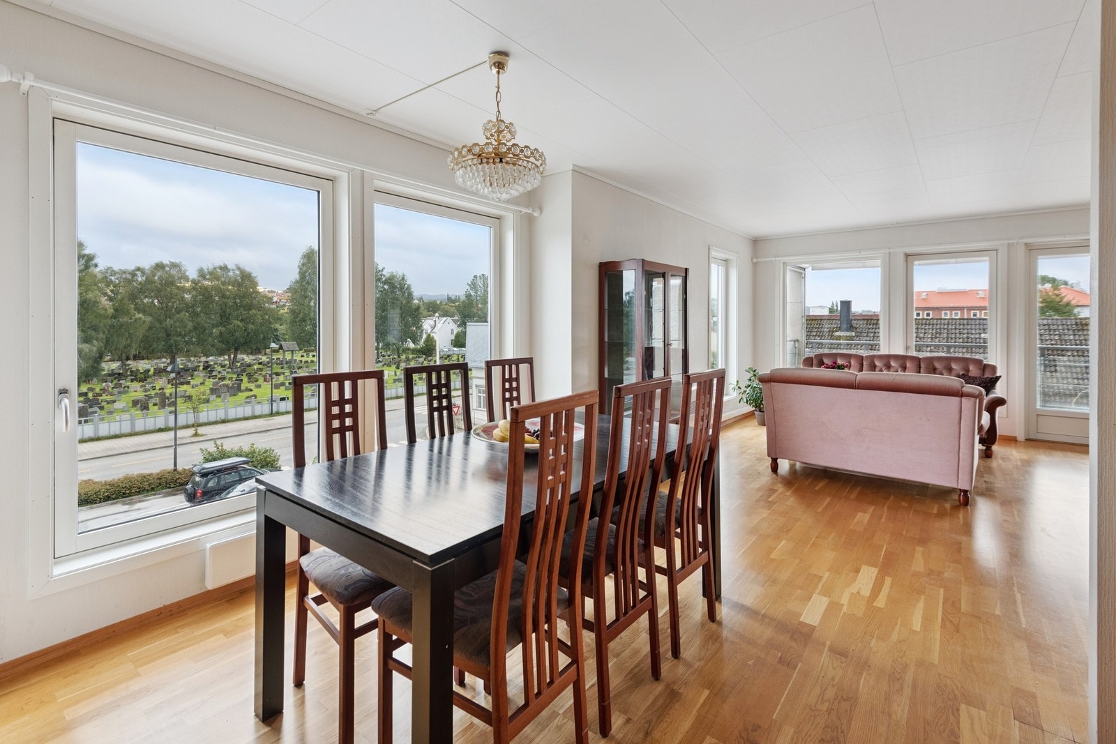 Stue med store vindusflater. Galleribilde