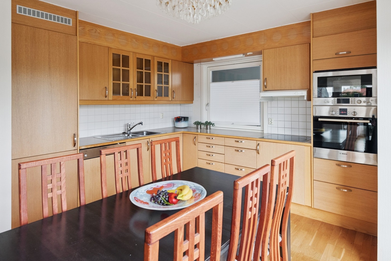 Kjøkken med plass til spisebord. Galleribilde