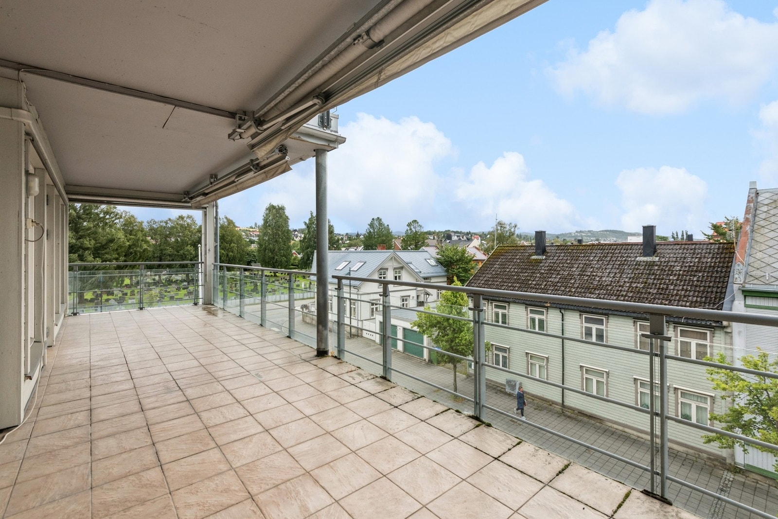 Svært romslig terrasse med god plass til hagemøbler. Galleribilde