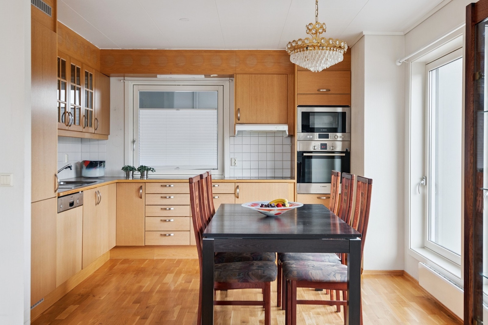 Pent og innbydende kjøkken med god benke- og skapplass. Galleribilde