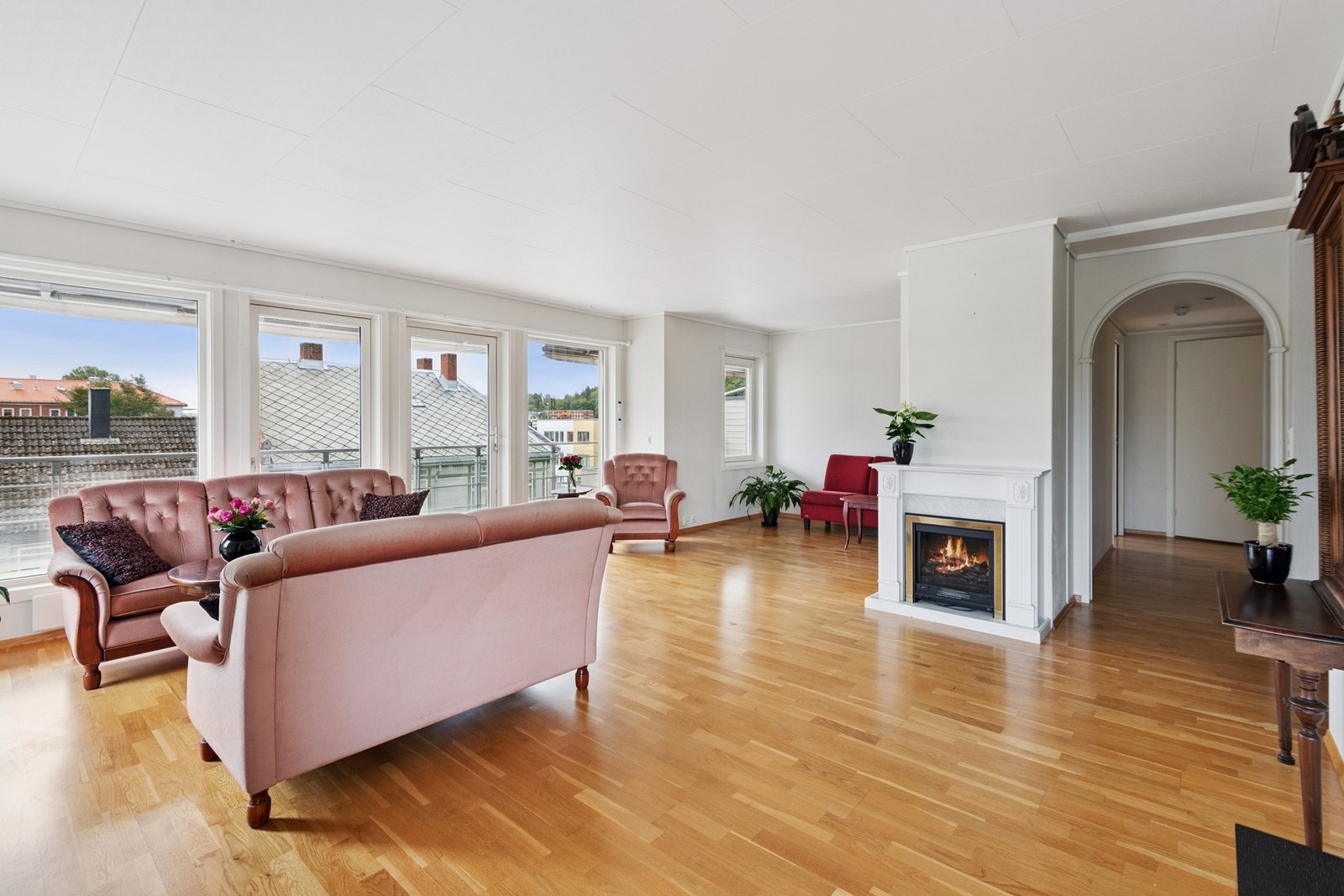 Stuen har elektrisk ildsted. Galleribilde