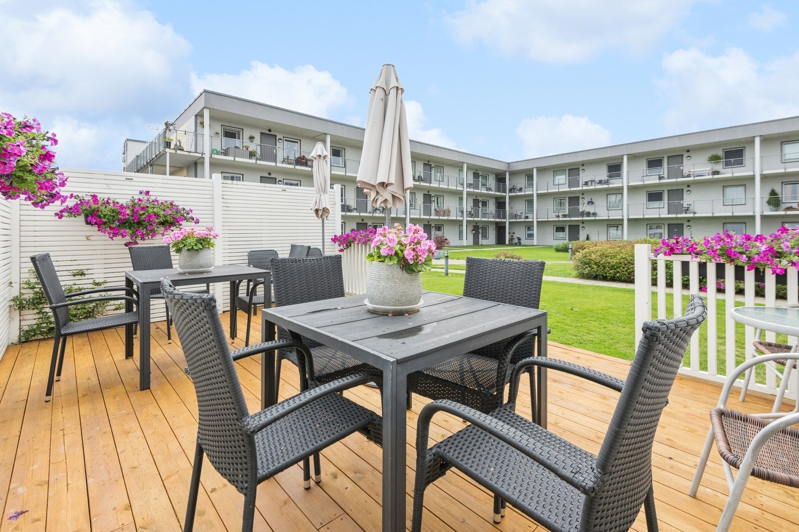 Leiligheten ligger i et velholdt borettslag som er pent opparbeidet med flere hyggelige sitteplasser, plen og prydbusker. Galleribilde