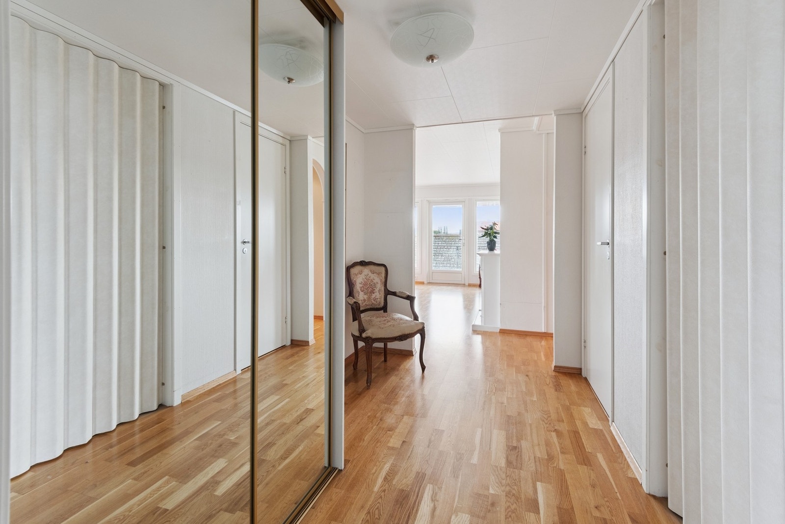 Entré med praktisk skyvedørsgarderobe. Galleribilde