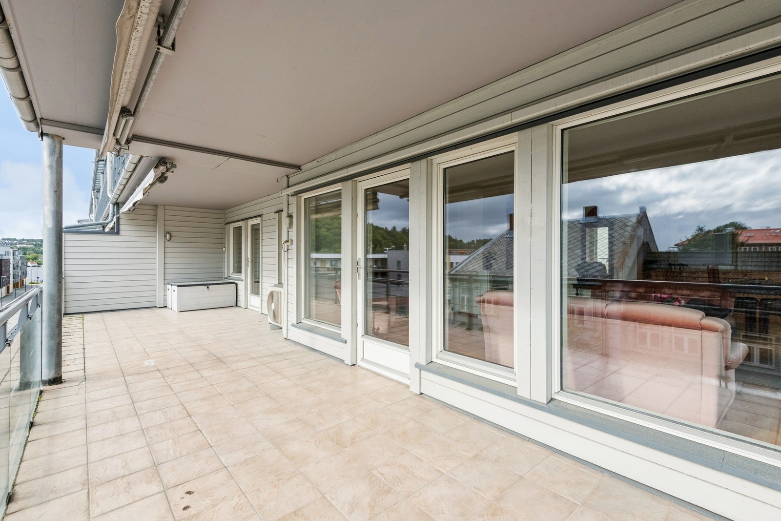 Leiligheten nyter svært godt av den romslige terrassen hvor man har gode møbleringsmuligheter. Galleribilde