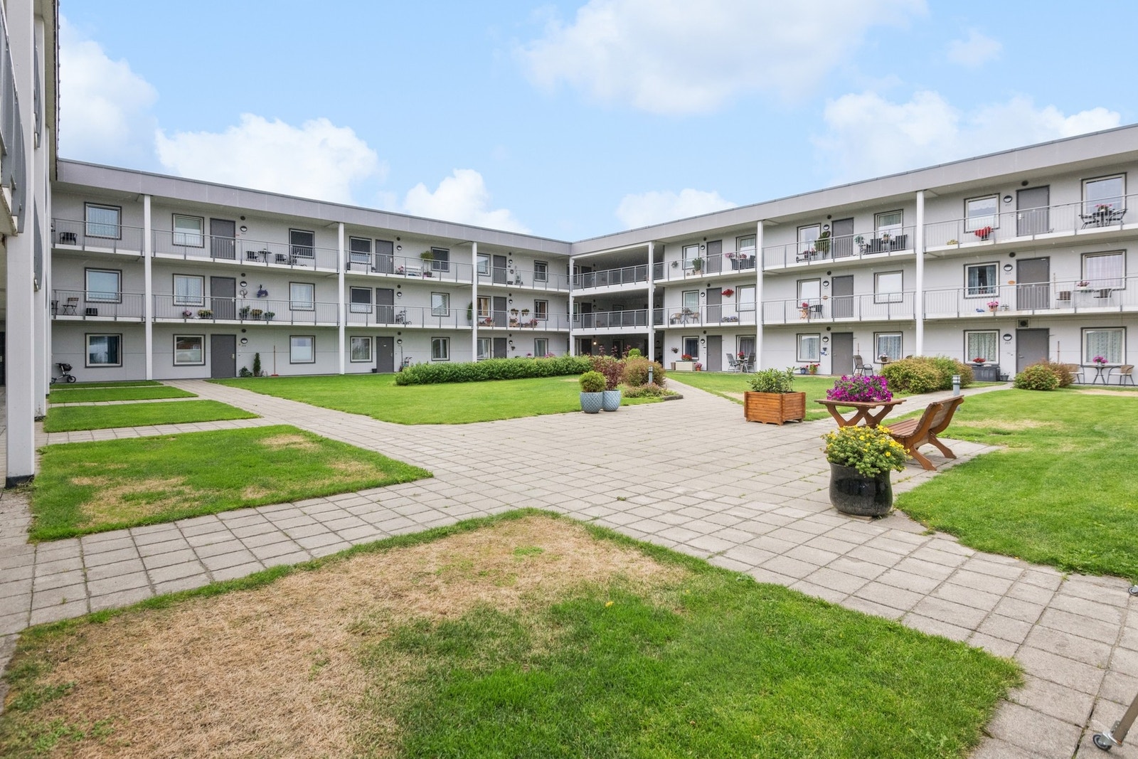 Flott opparbeidet felles hage i borettslaget. Galleribilde