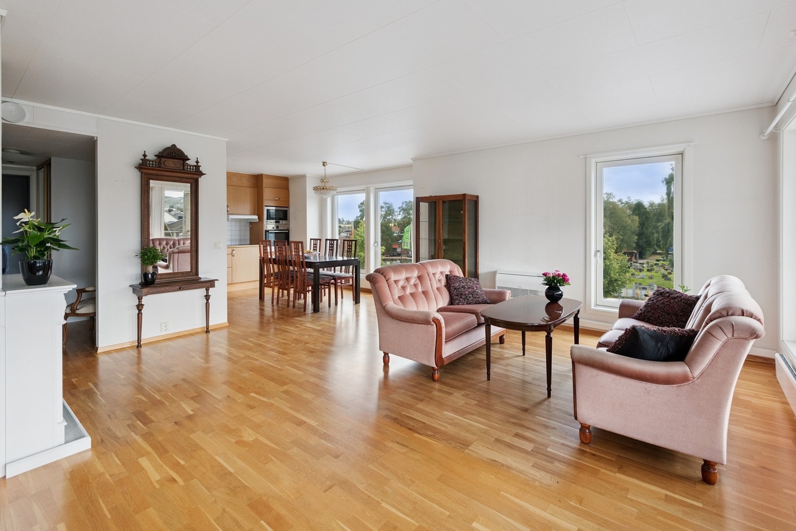 Stuen har god plass til ulike møbleringsmuligheter. Galleribilde