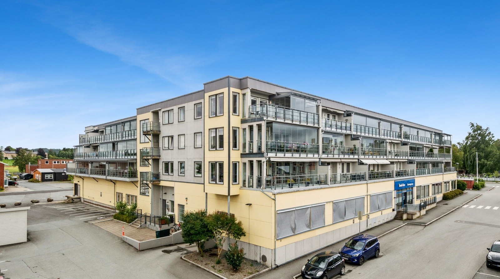 Leiligheten har en praktisk beliggenhet med umiddelbar nærhet til butikk og vinmonopol. Galleribilde