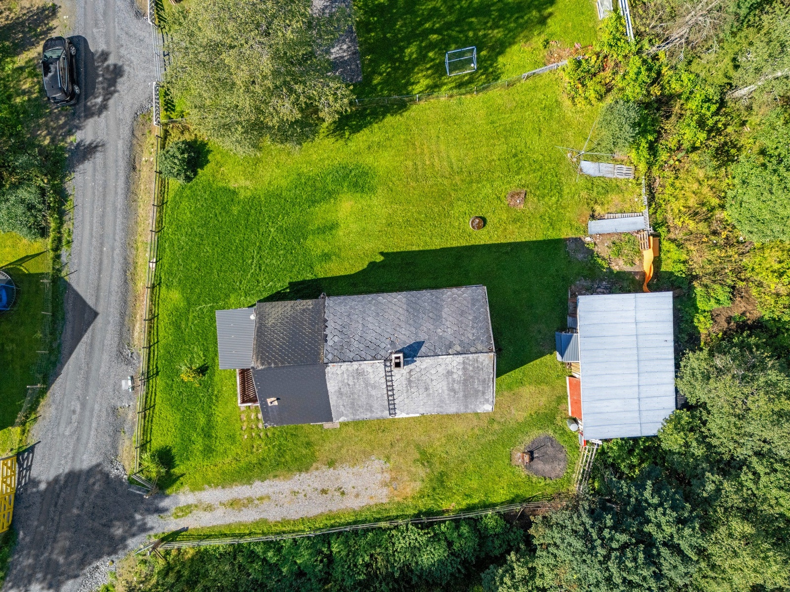 Eiendommen ligger flott til med flotte sol og utsiktsforhold. Galleribilde