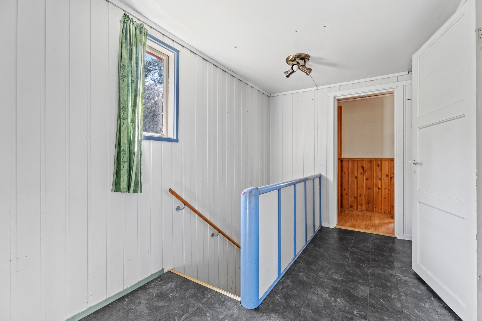 2 etasjen består av bad, gang og 4 soverom. Galleribilde