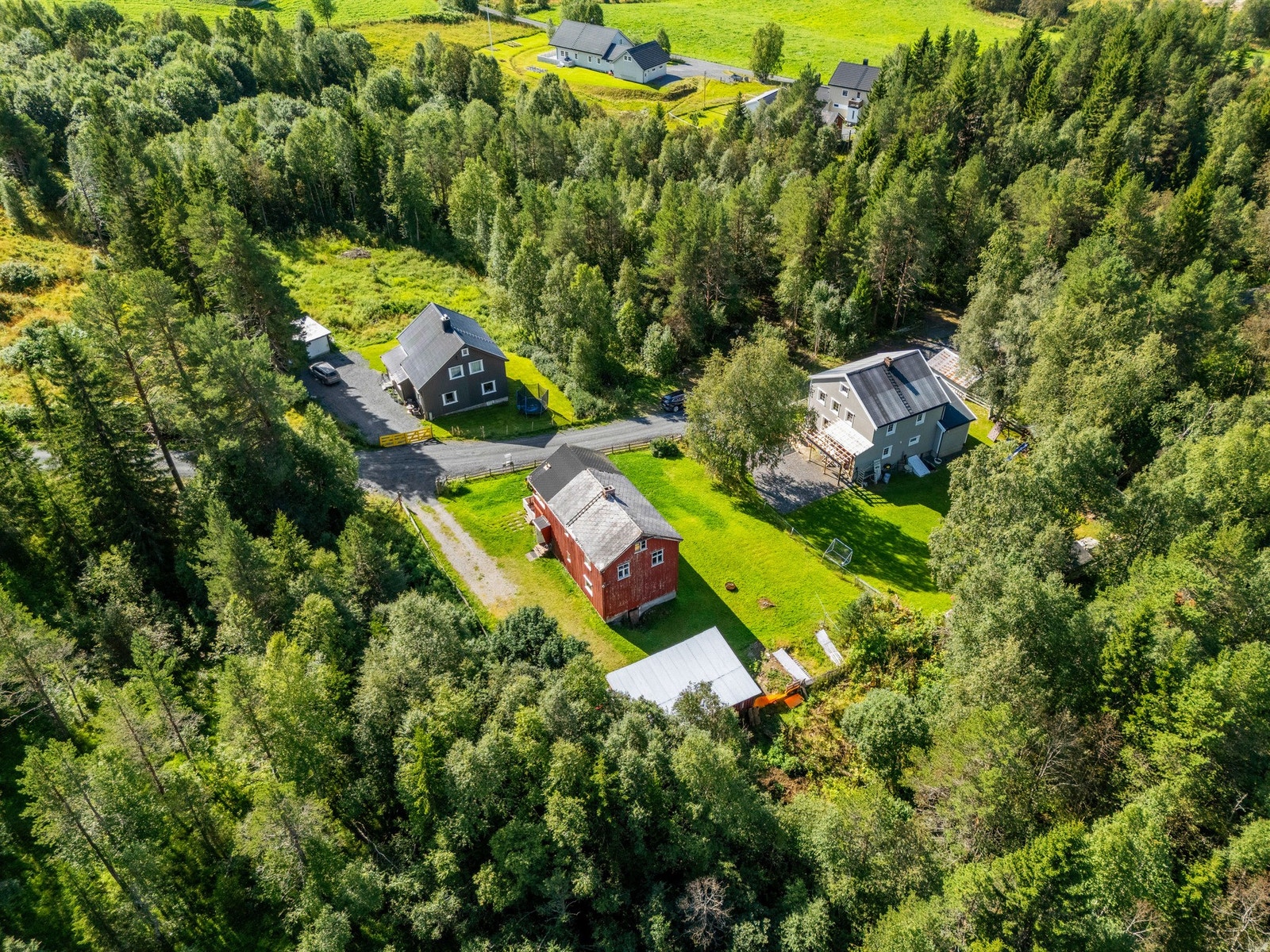Eiendommen er på ca 924m² og er oppført i 1949. Galleribilde