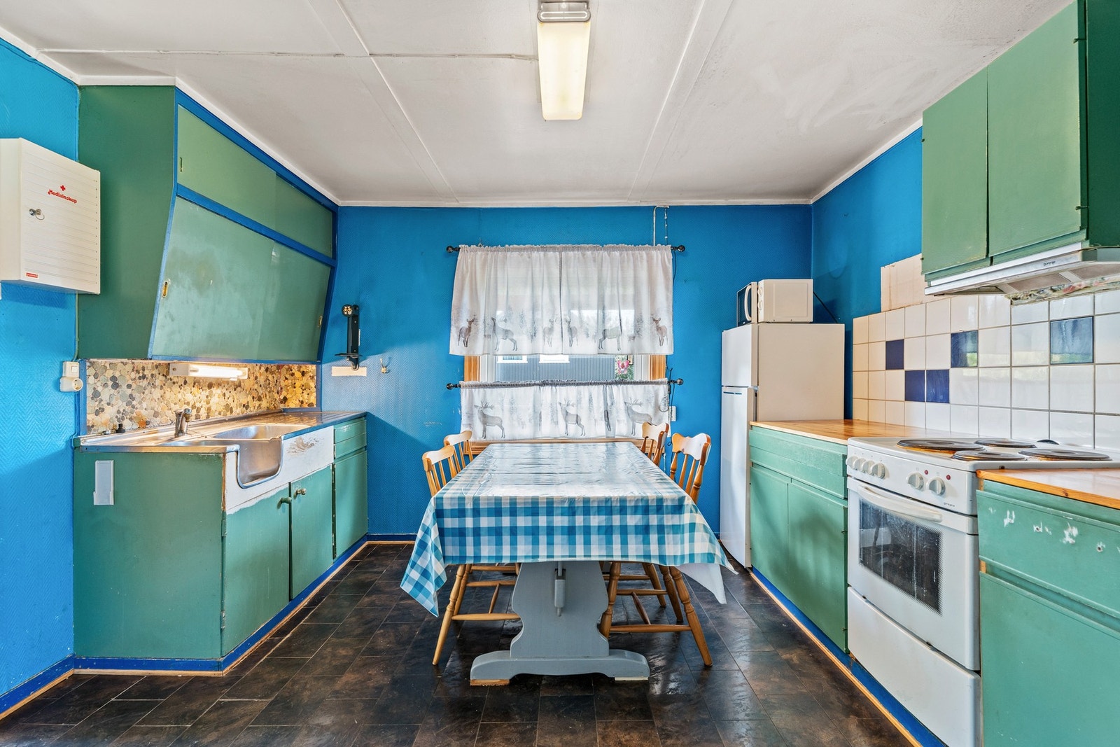 Kjøkkenet har rikelig med skap og benkeplass. Galleribilde