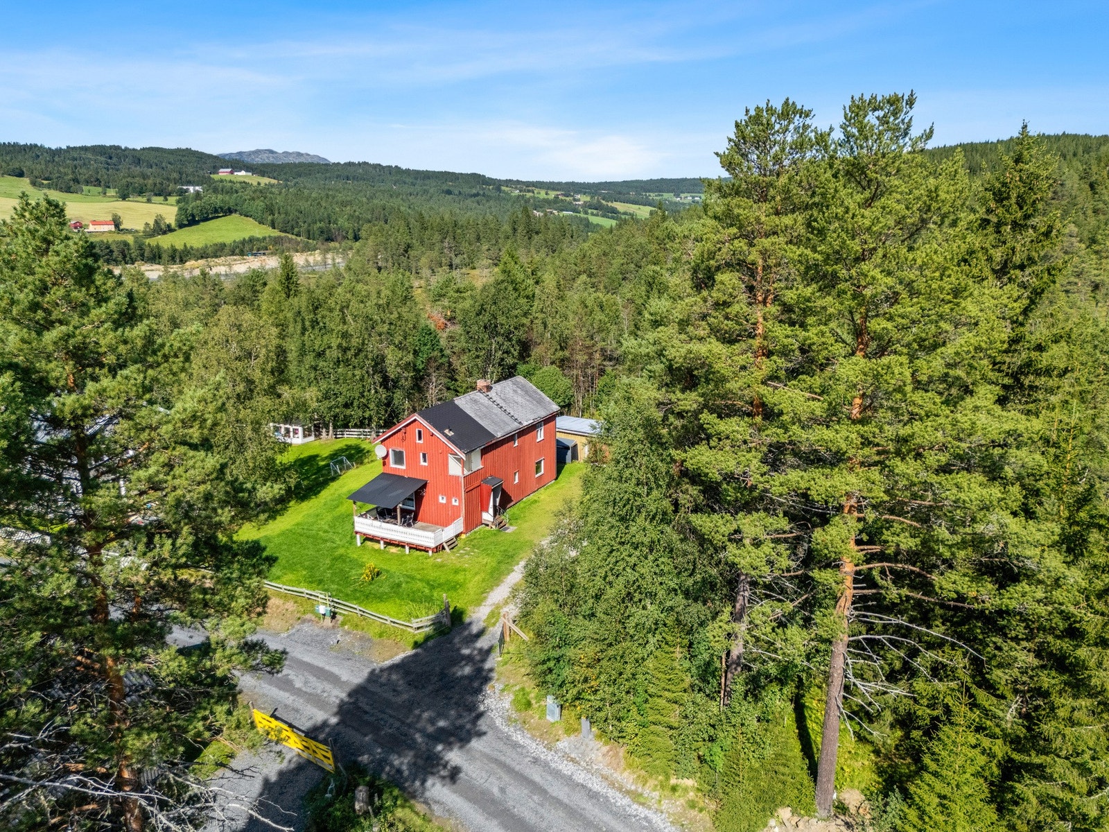Eiendommen består av garasje og bolig. Galleribilde