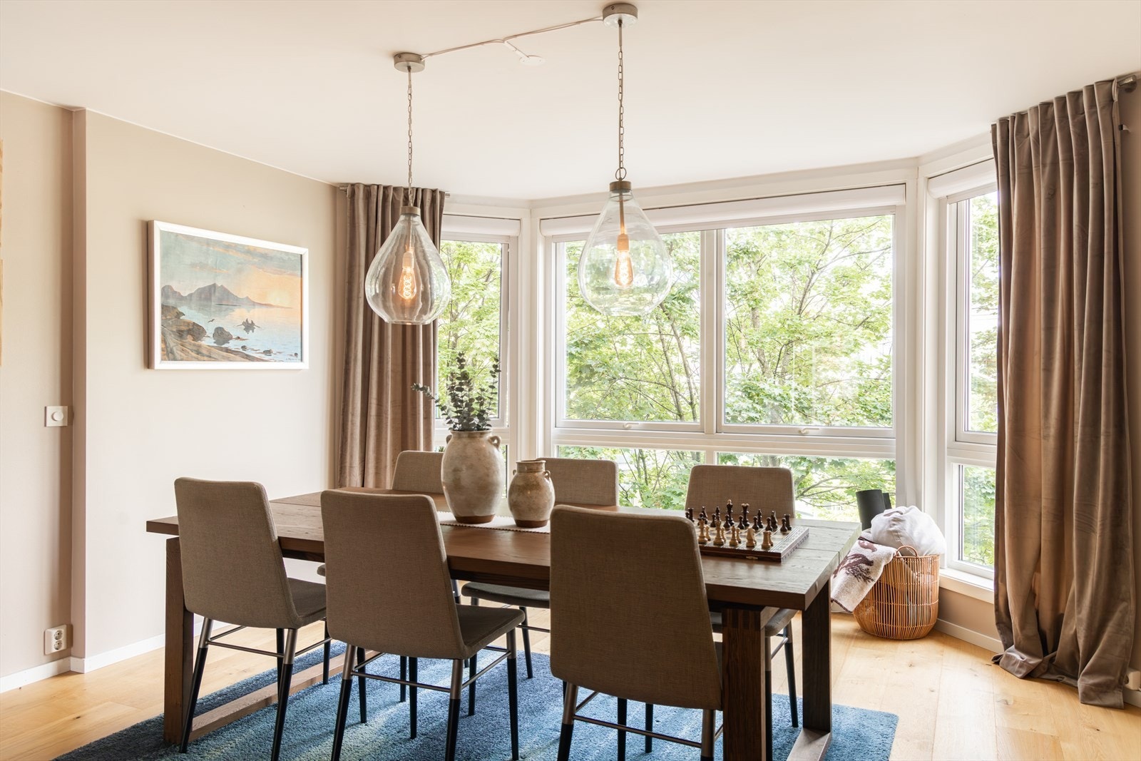 Her kommer ettermiddagssolen inn og det er god plass til gjester og selskapeligheter. Galleribilde
