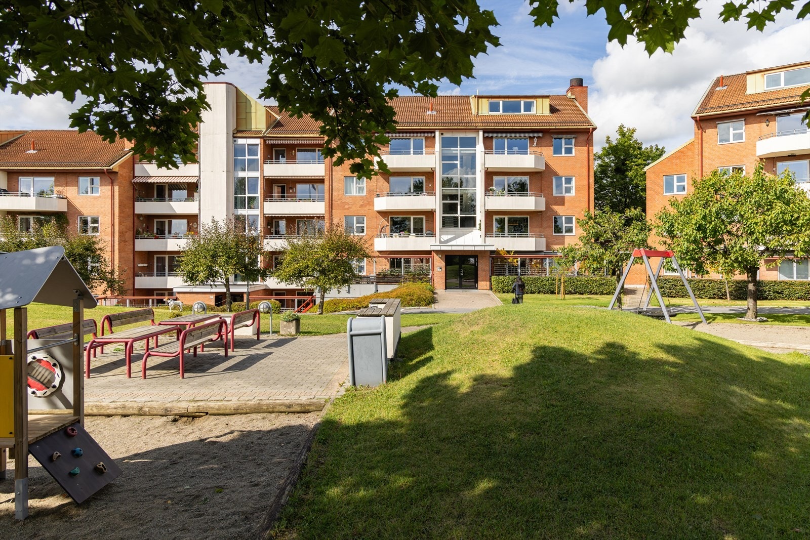 Attraktiv og barnevennlig beliggenhet i et veletablert borettslag rett ved Smestaddammen. Galleribilde
