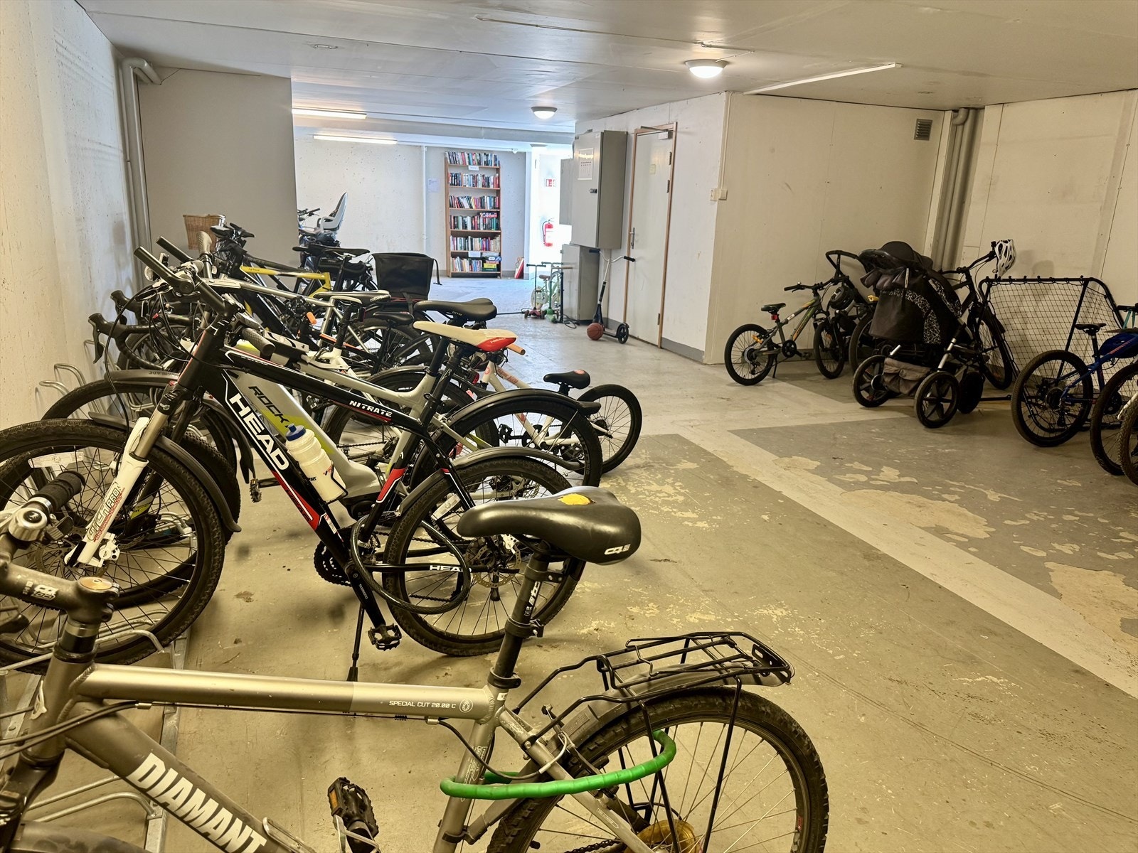 Det er flere sykkelboder som benyttes til sykler og barnevogner. Galleribilde