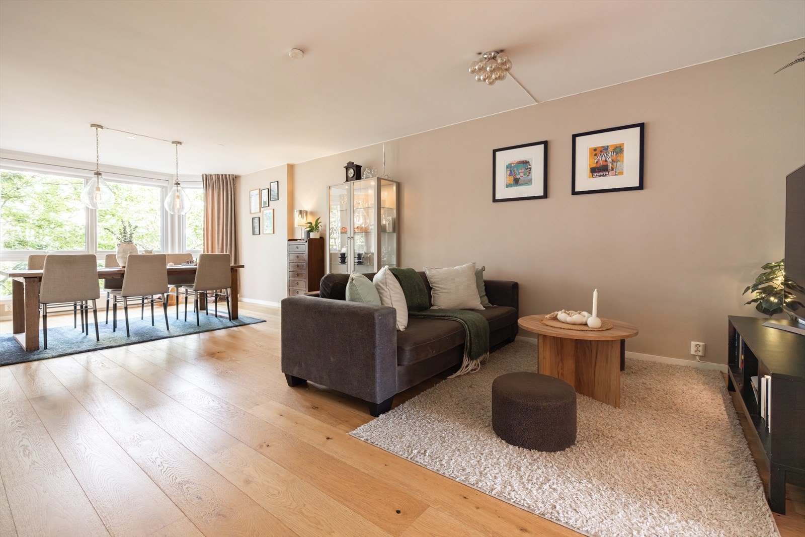 Romslig stue med god plass til både spisebord og sofagruppe. Galleribilde