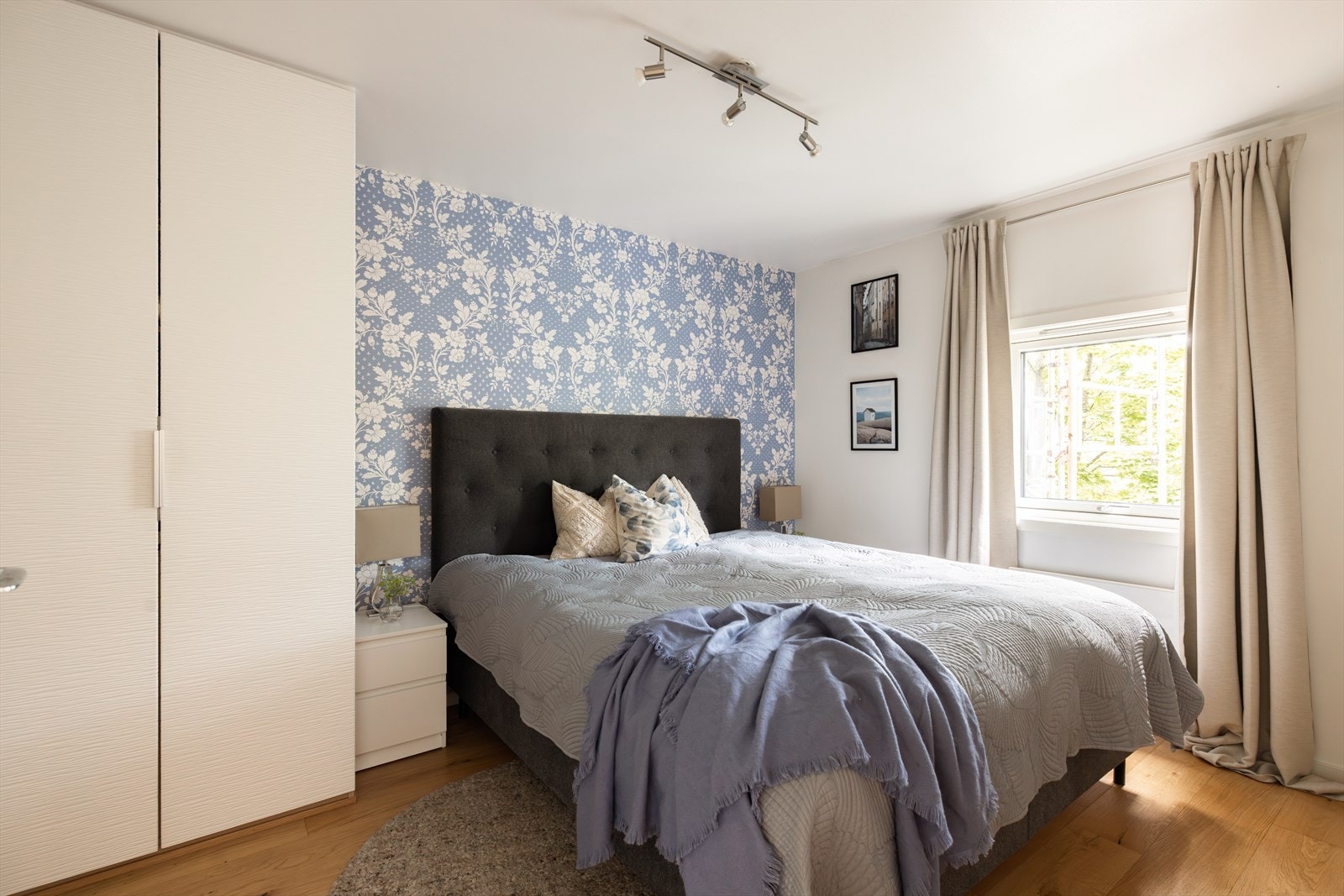 Hovedsoverom med god plass til dobbeltseng og garderobe. Galleribilde