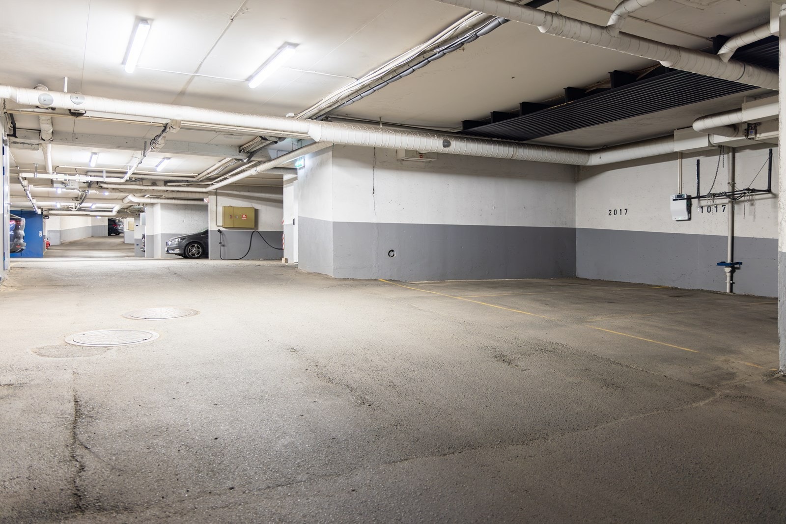Det medfølger biloppstillingsplass i lukket garasjeanlegg, merket med 2017. Adkomst til garasje via innvendig trapp. Galleribilde