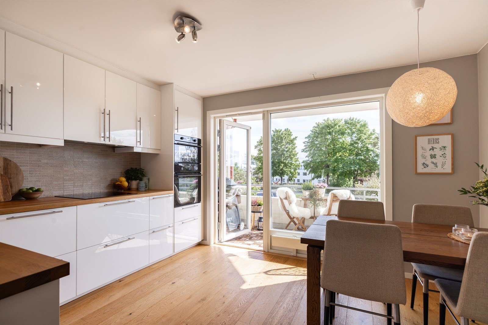 Leiligheten ligger i bygningens 2. etasje og inneholder entré/gang, bad, 2 soverom, stue og kjøkken. Galleribilde