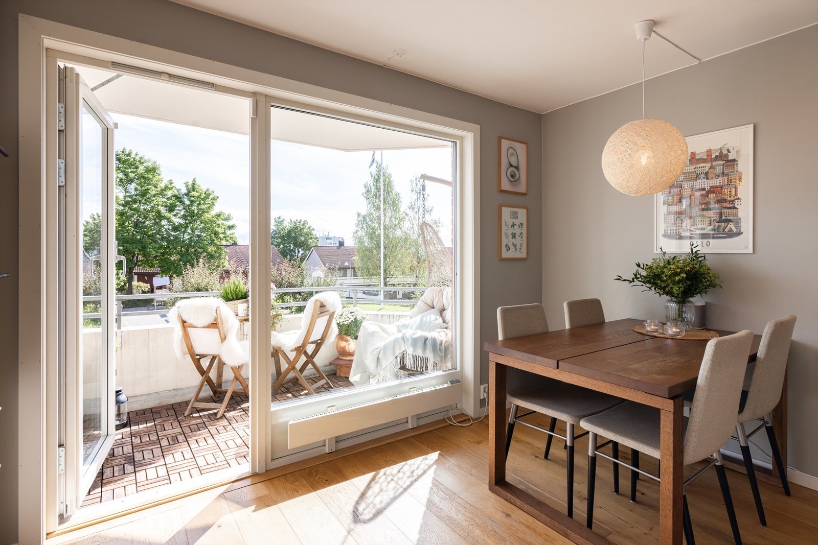 En gjennomgående 3-roms med balkong på 6 m² og p-plass i garasje. Galleribilde