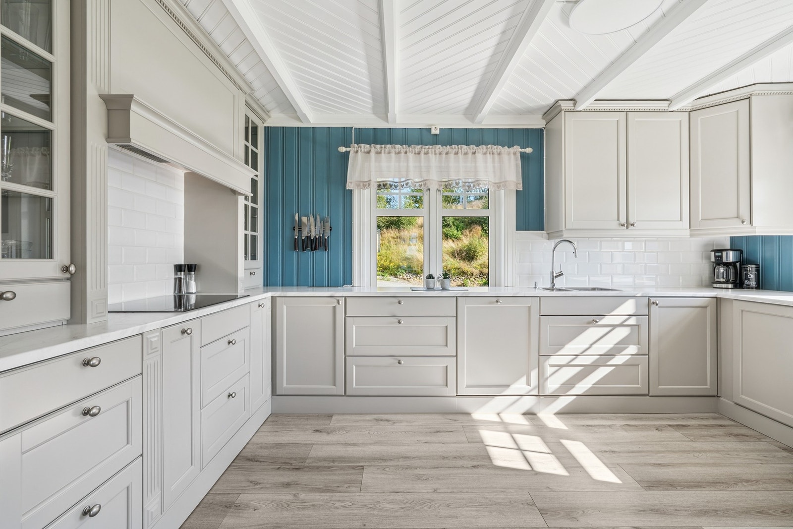 Stort og lyst kjøkken på 13 kvm. Galleribilde