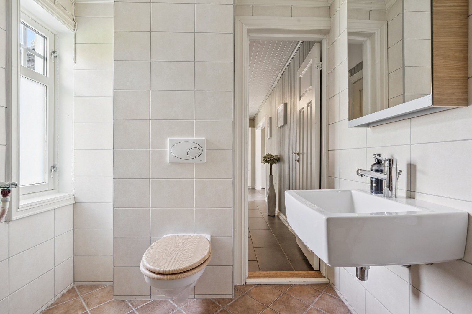 Praktisk vaskerom i tilknytning til entre og inngangsparti. Galleribilde