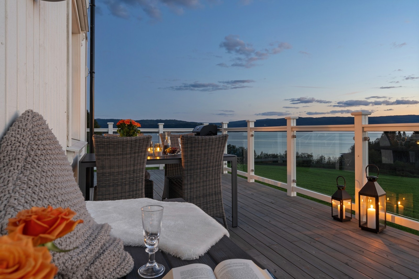 Stor terrasse på 44,5 kvm. Vendt mot vest som gir ettermiddag/kveldssol. Galleribilde