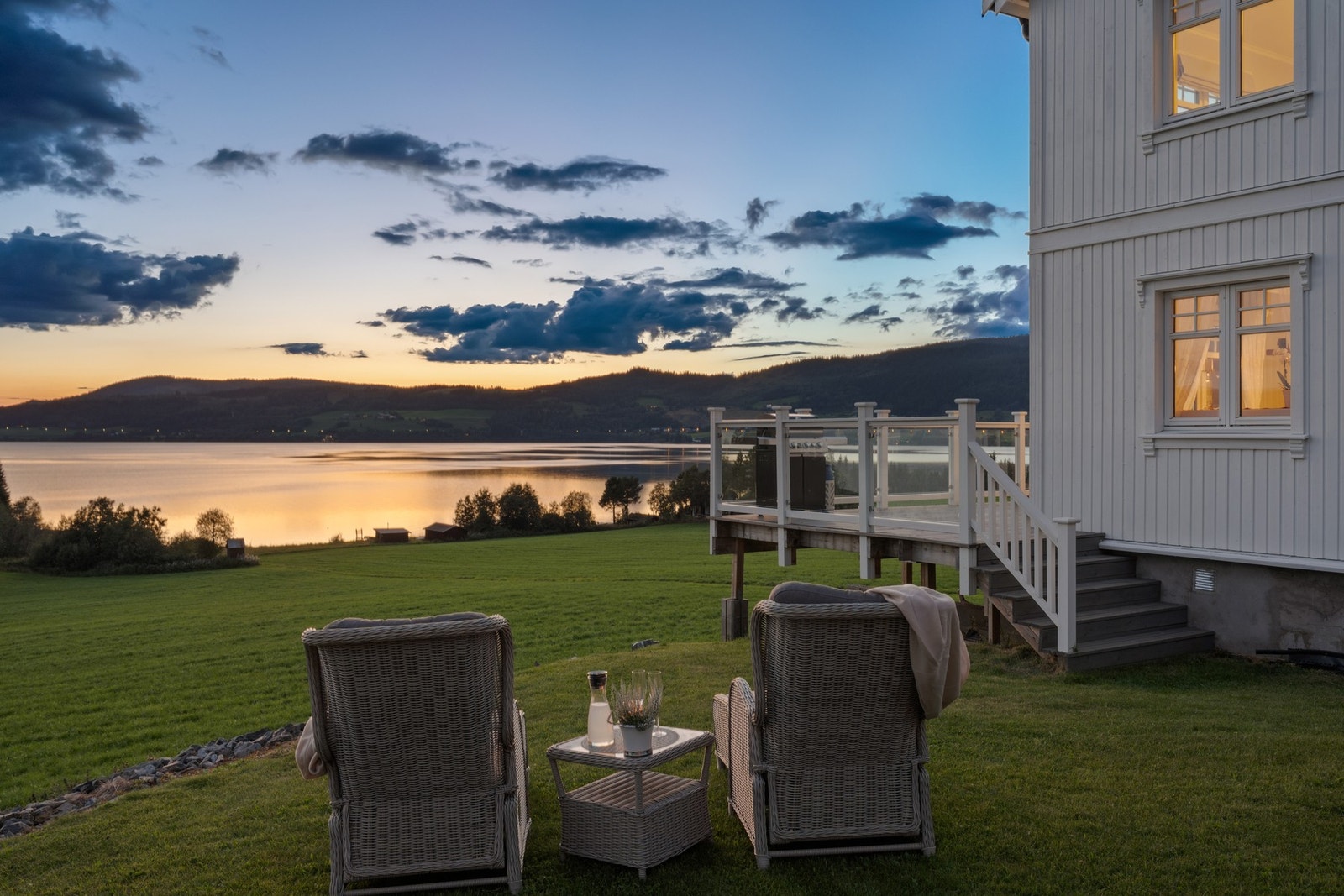 Trapp fra utsiden av huset fører opp til terrassen. Galleribilde