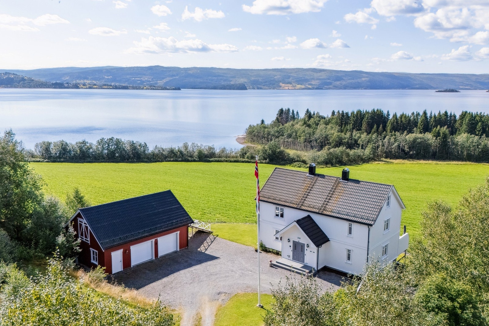 Eiendommen har et hovedhus, en stor garasje med låve og et stabbur. Galleribilde