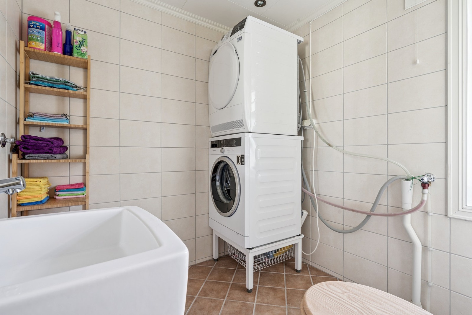 Vaskerommet er utstyrt med vask, wc og opplegg for vaskemaskin. Galleribilde