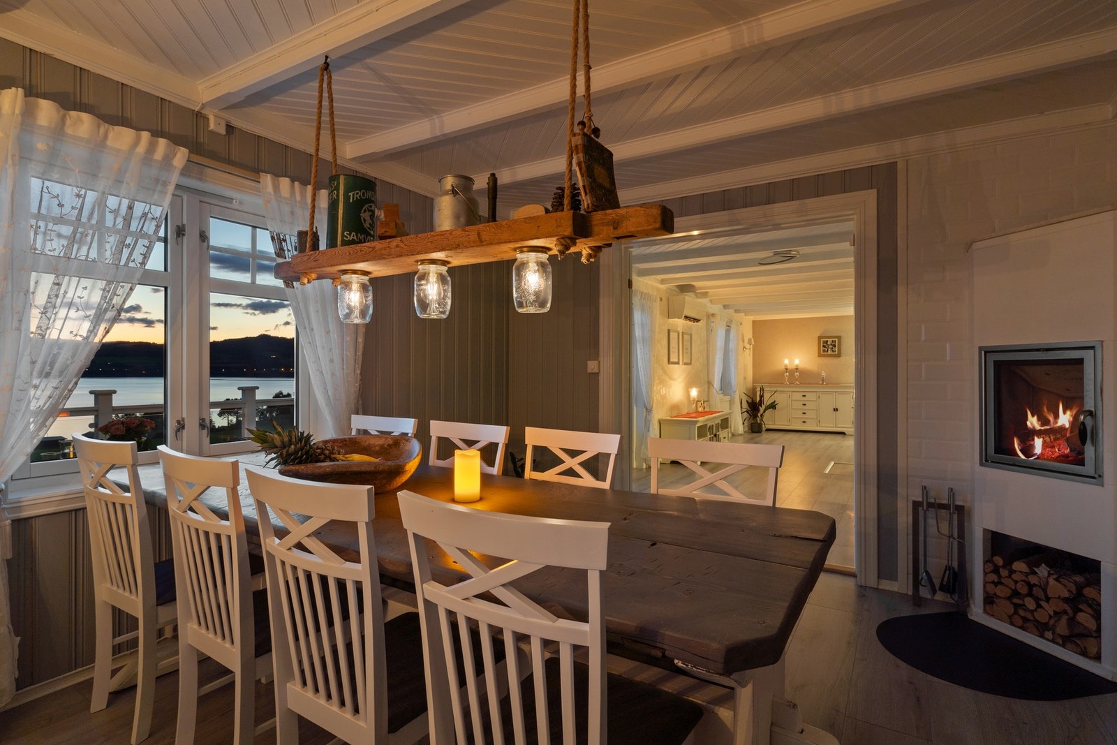 Flott utsikt fra spisebordet mot Selbusjøen. Galleribilde