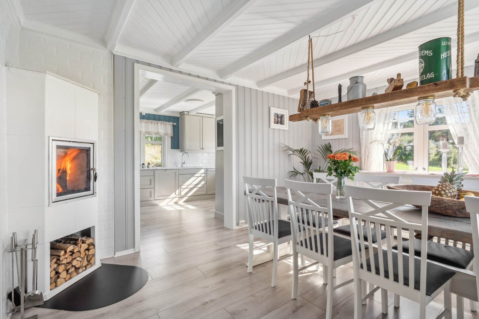 I tilknytning til kjøkken har man en romslig og behagelig spisestue. Peisen skaper en lun og fin stemning. Galleribilde