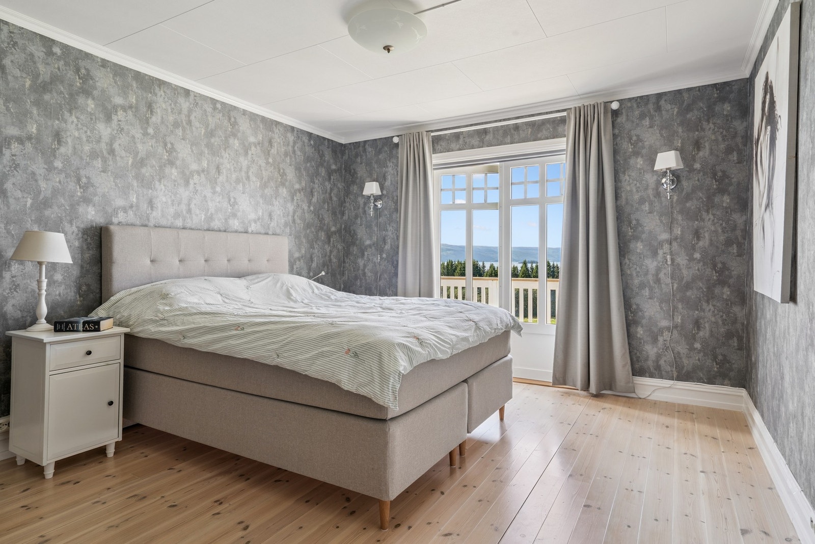 Soverom på 15,5 kvm med egen tilhørende balkong. Galleribilde