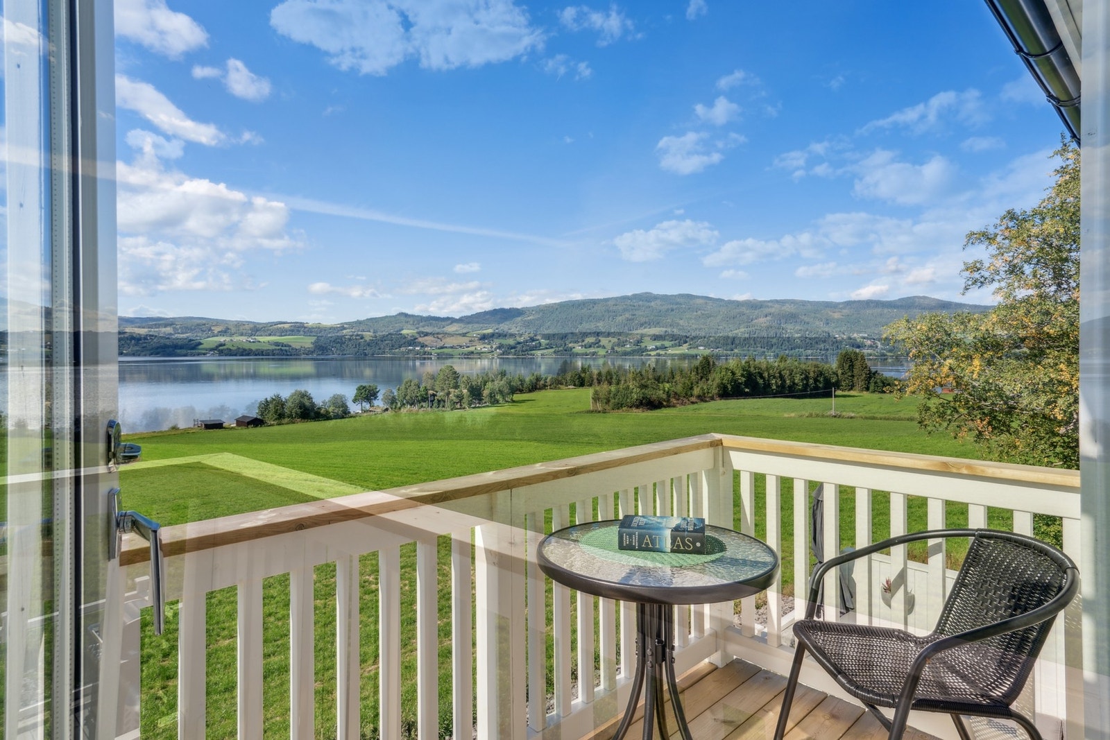 Balkongen er på 4 kvm. Her kan man nyte morgenkaffen og utsikten. Galleribilde