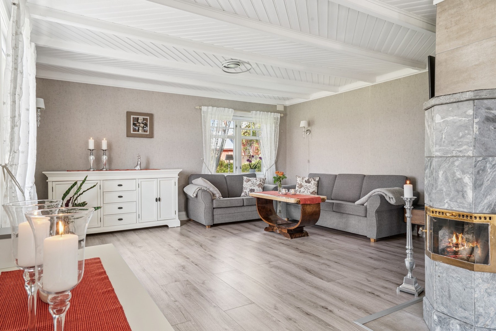 Stuen er på 31 kvm. Behagelige farger, samt en stilfull peis som setter stemningen. Galleribilde