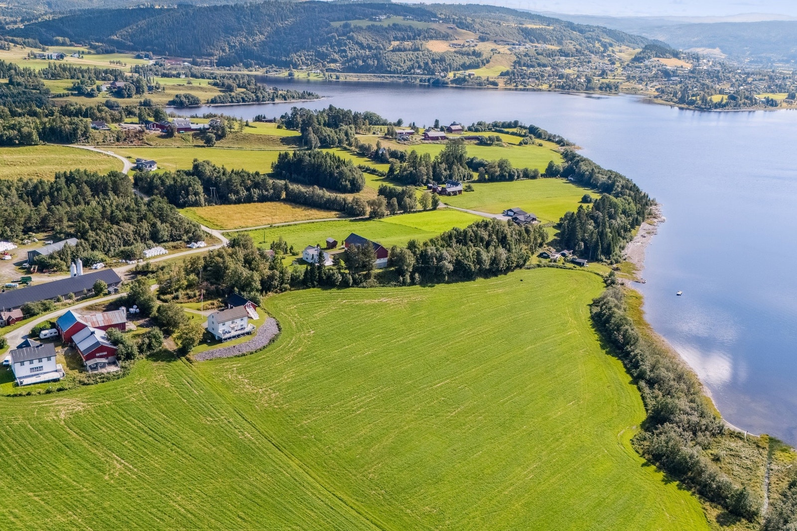 Landlige omgivelser, men kun ca 6 minutters biltur unna Selbu sentrum. Galleribilde