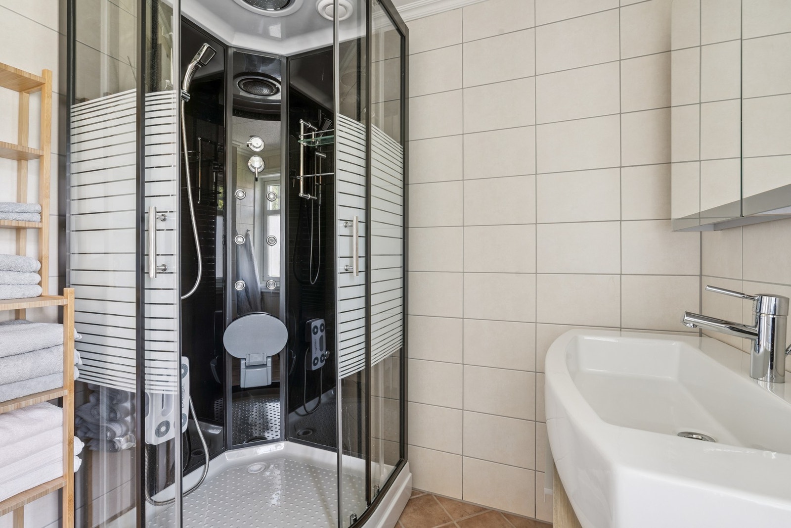 Bad i 2. etasje. Inneholder servant, speil og dusjkabinett. Galleribilde